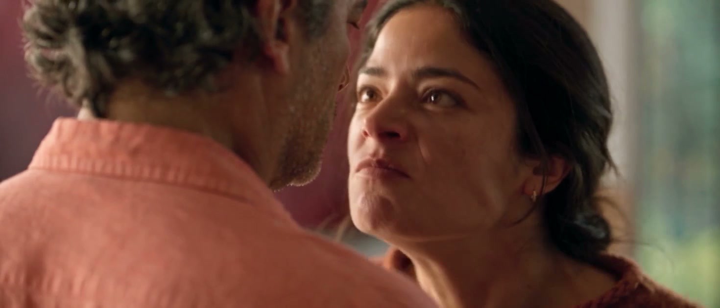 Valeria aprieta la camisa de Julián con los puños y lo mira con furia, muy cerca de su cara.