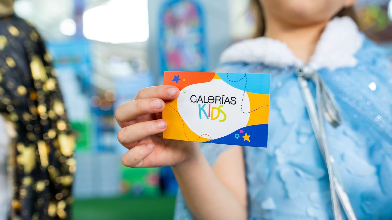 Digital content for Galerías Kids produced by ZerezoFilms: girl showing the event card at the mall