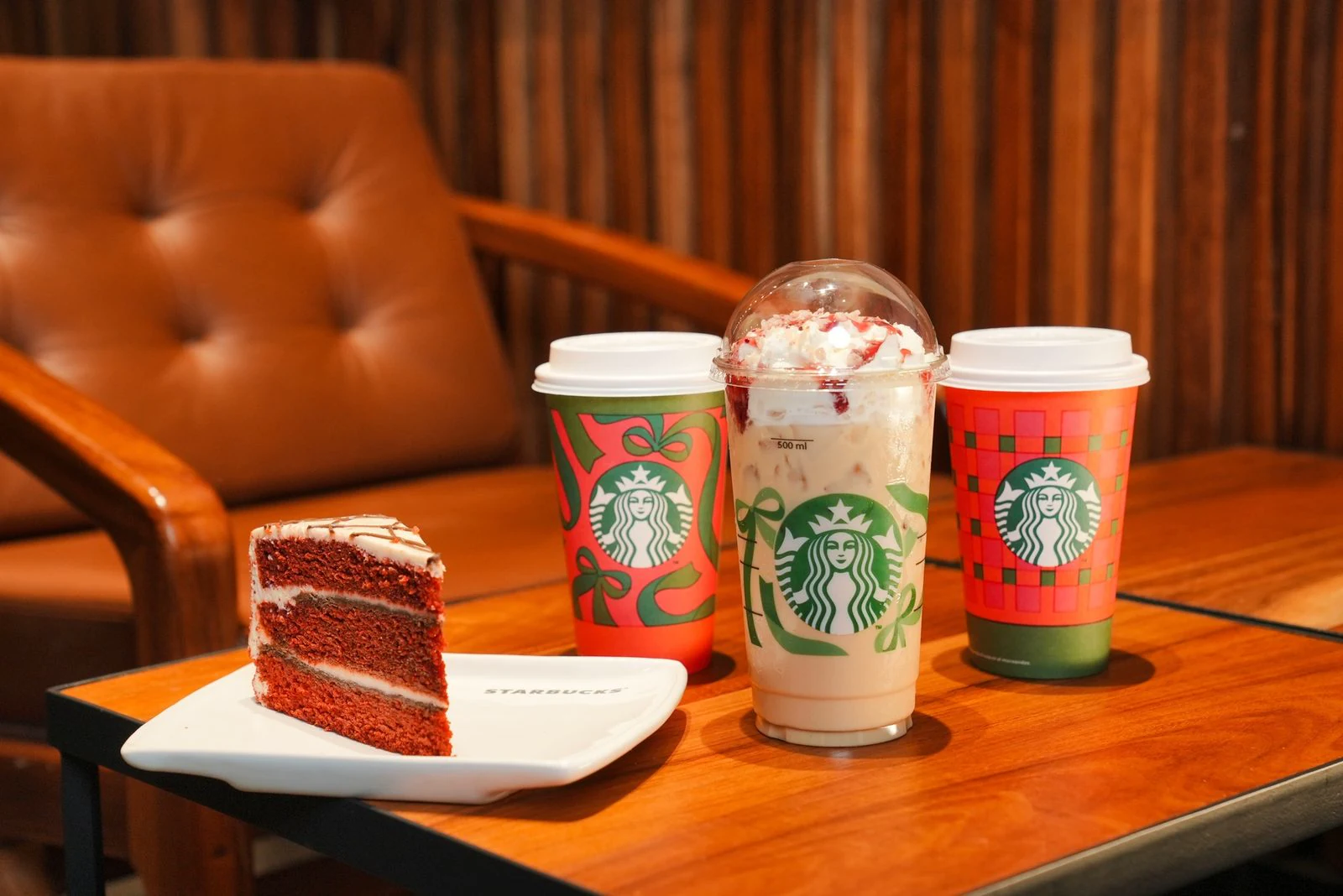 Digital content photography for Starbucks Mexico by ZerezoFilms: holiday-season drinks and red velvet cake