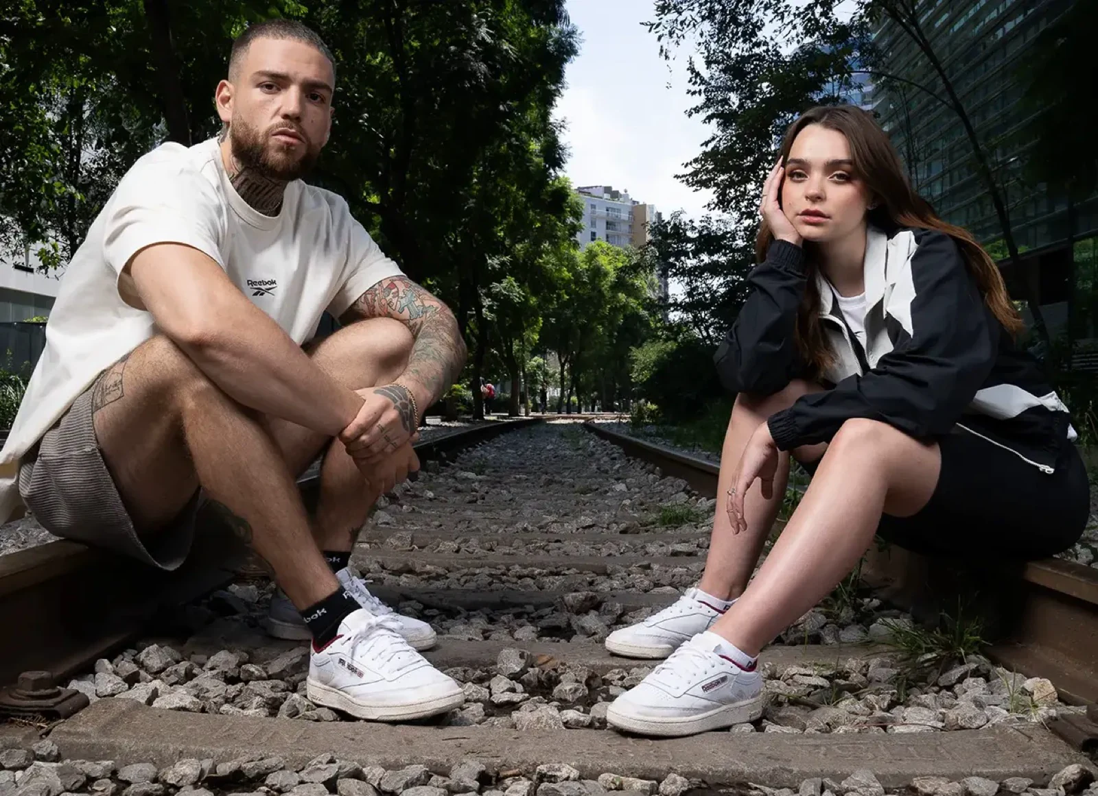 Foto fija streetwear de Reebok por ZerezoFilms: modelos sobre vías de tren