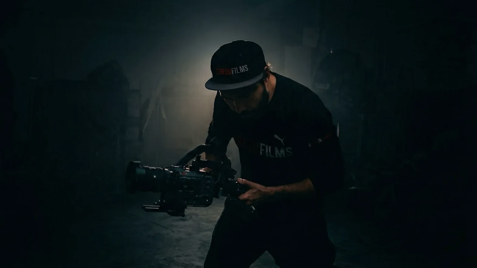 Camarógrafo de ZerezoFilms operando una cámara de cine en el set de un rodaje en la Ciudad de México